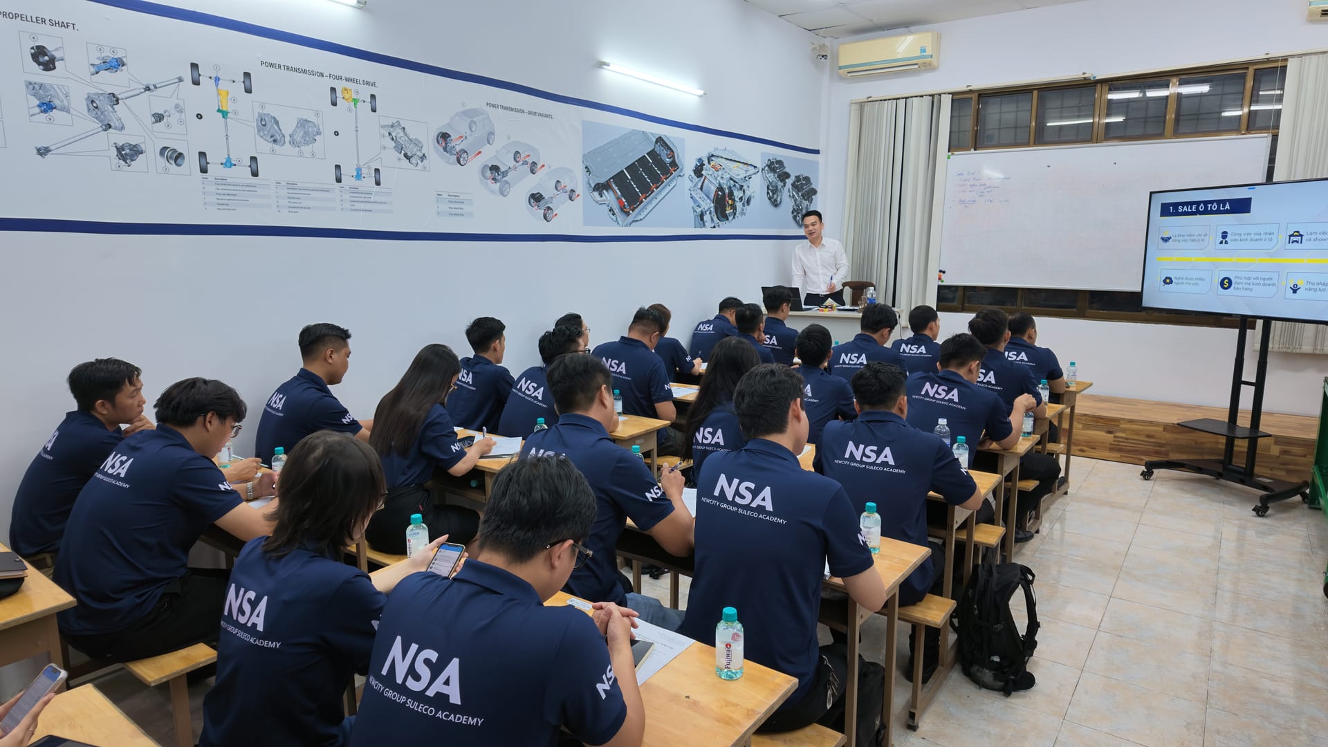 Lớp học lý thuyết tại Trung tâm Đào tạo Công nghệ Ô tô NSA - ảnh 10