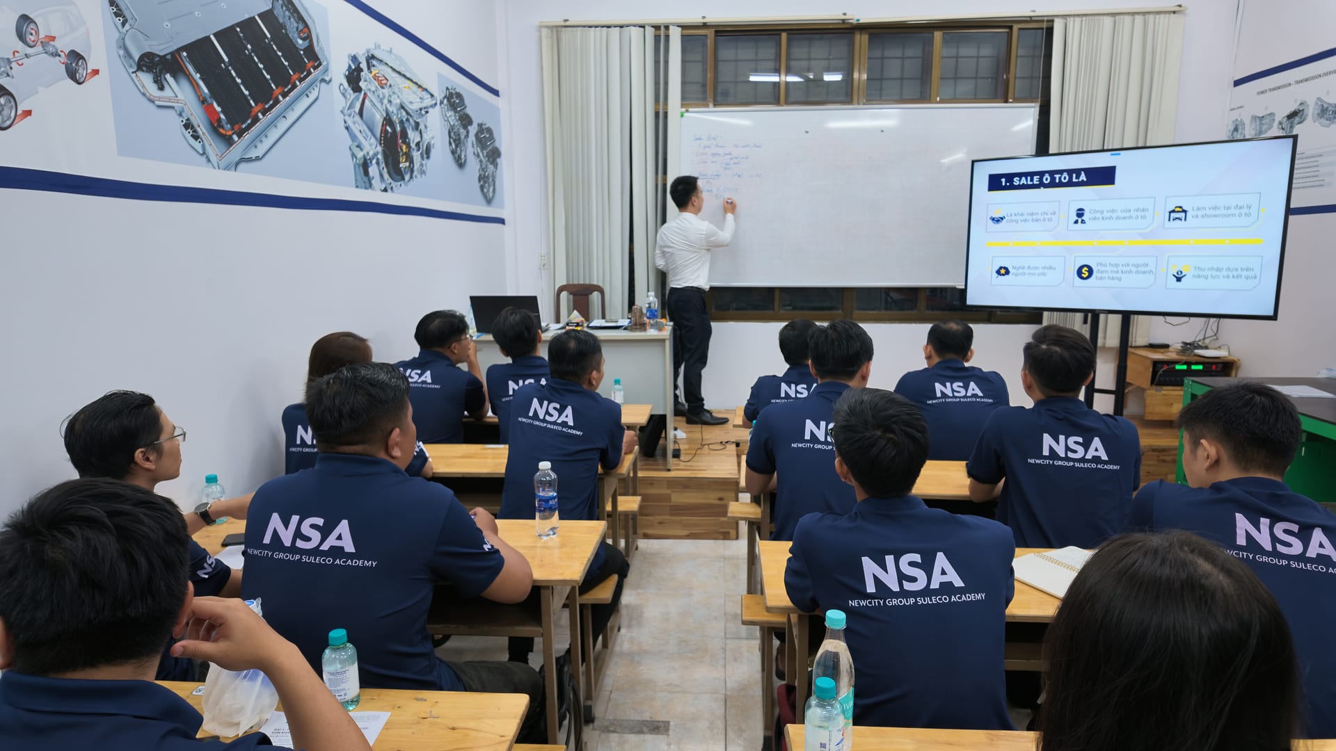 Lớp học lý thuyết tại Trung tâm Đào tạo Công nghệ Ô tô NSA - ảnh 2