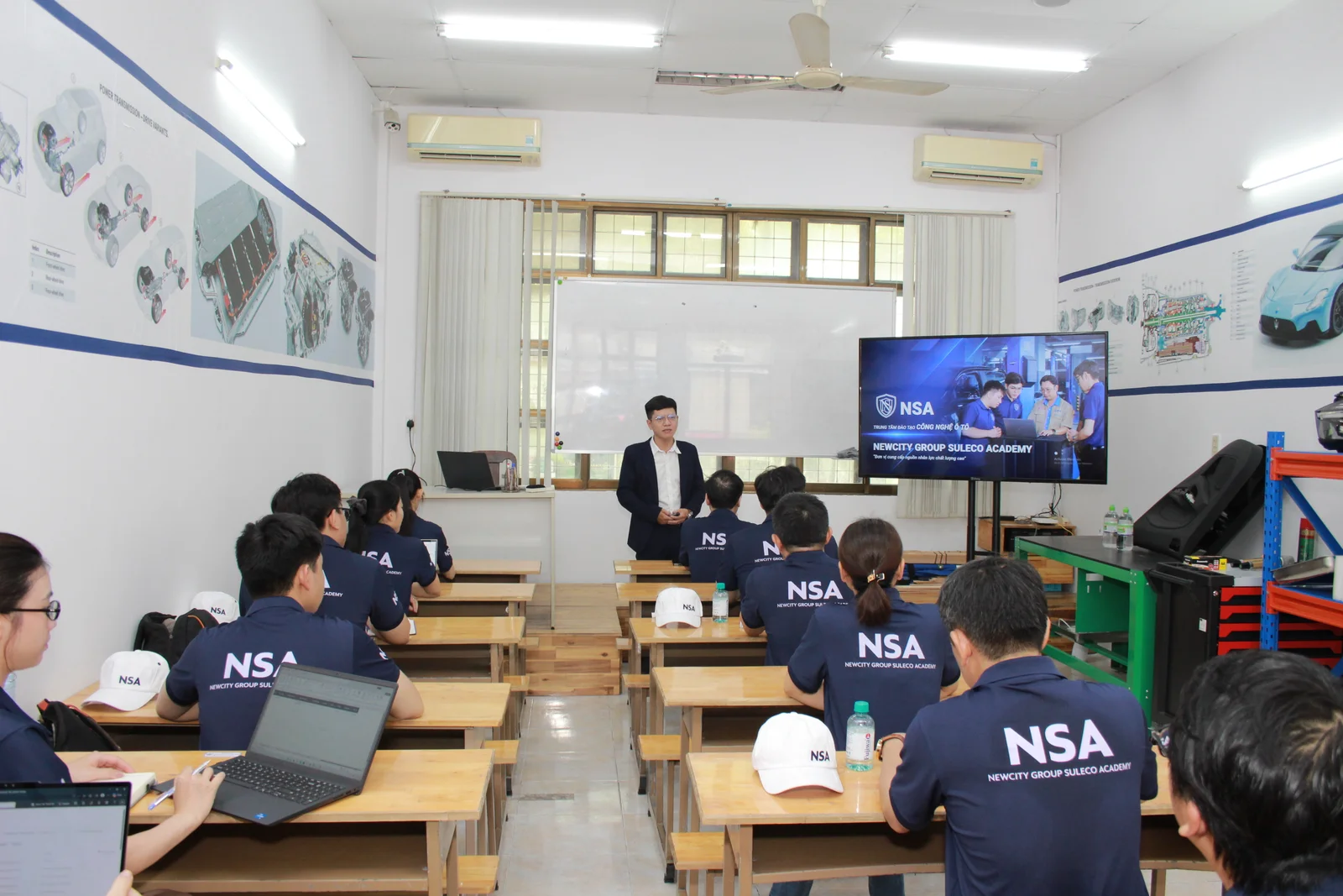 Lớp học lý thuyết tại Trung tâm Đào tạo Công nghệ Ô tô NSA - ảnh 5
