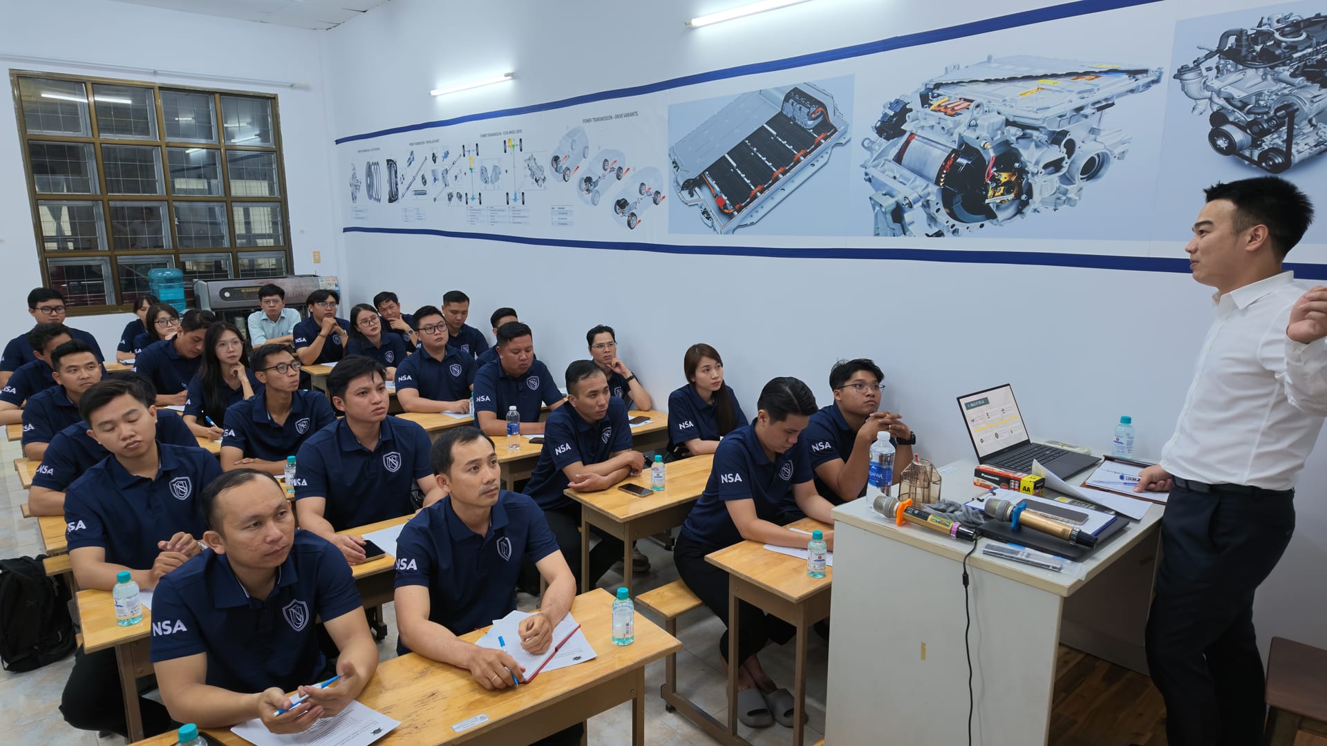 Lớp học lý thuyết tại Trung tâm Đào tạo Công nghệ Ô tô NSA - ảnh 6