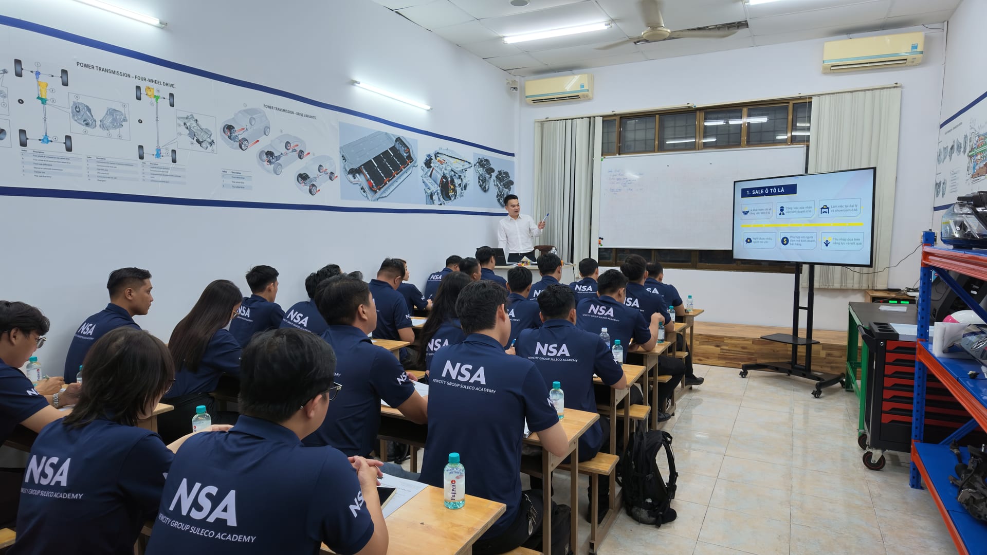 Lớp học lý thuyết tại Trung tâm Đào tạo Công nghệ Ô tô NSA - ảnh 9